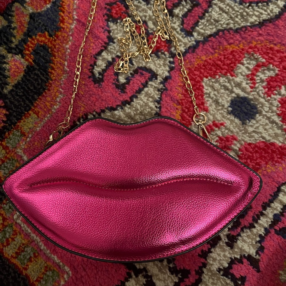 “Lip” purse